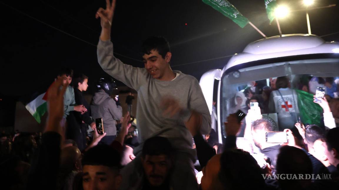 $!Por la parte israelí, fueron liberados 15 adolescentes sin delitos de sangre, así como 24 mujeres de Palestina.