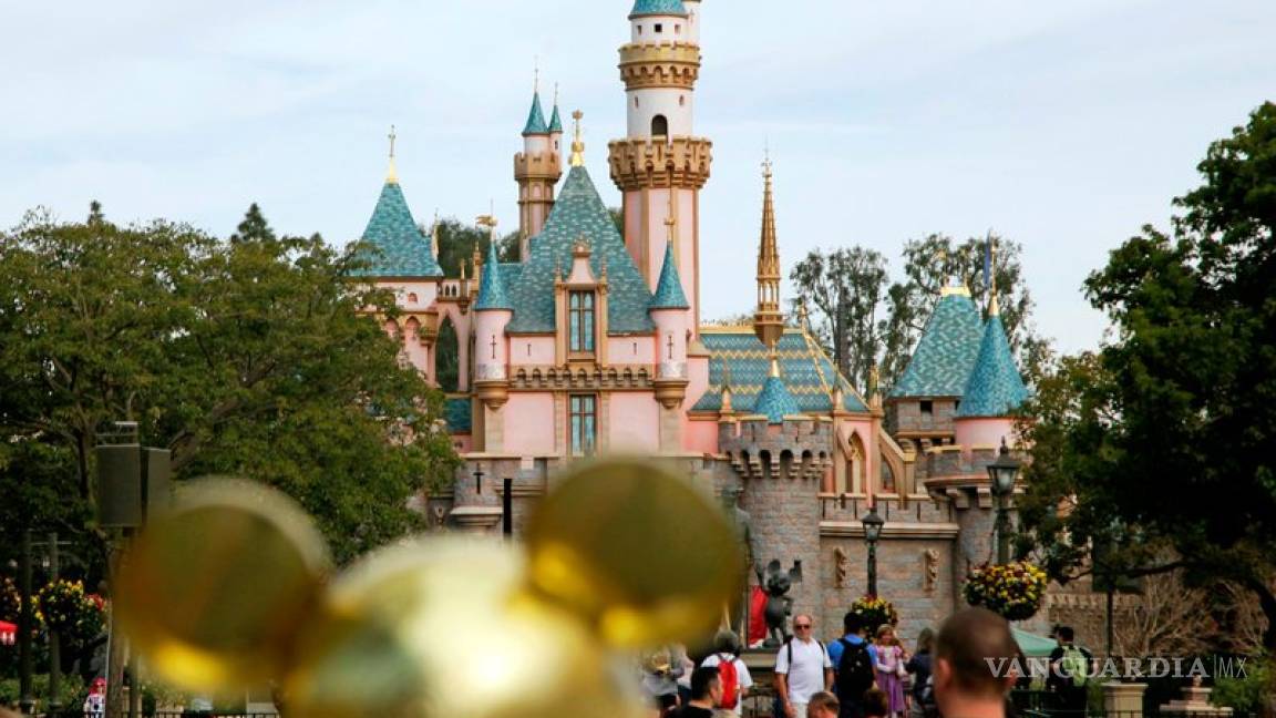 Disneyland sube 40% salario a empleados en California