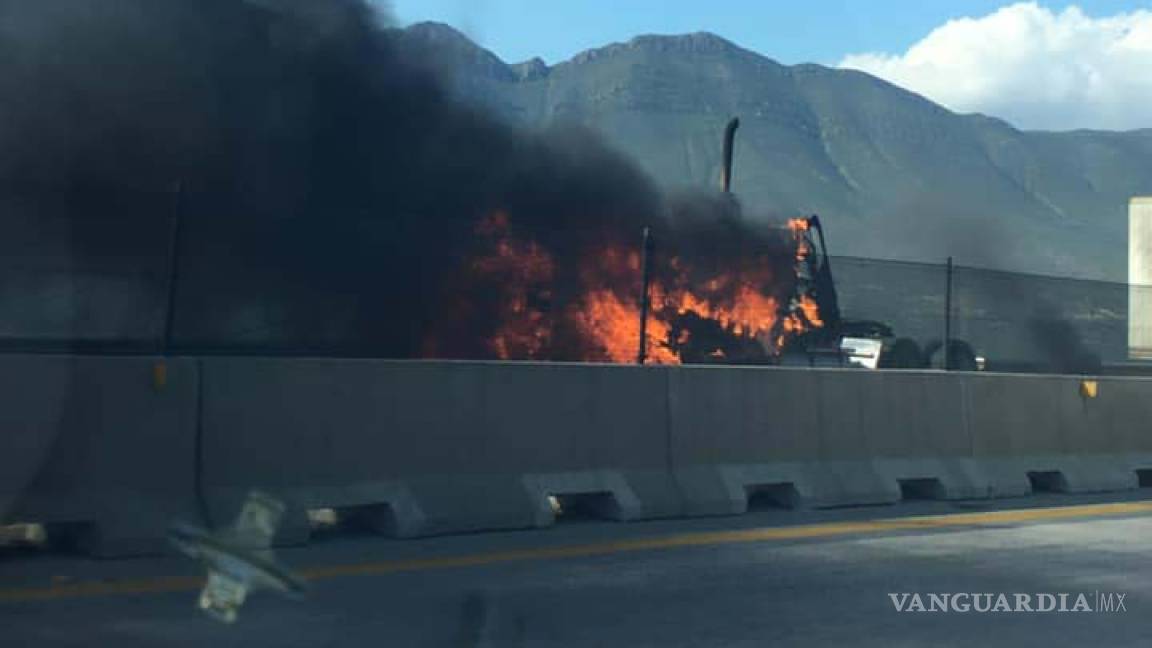 Reportan tráfico detenido en autopista Monterrey-Saltillo por incendio de tráiler
