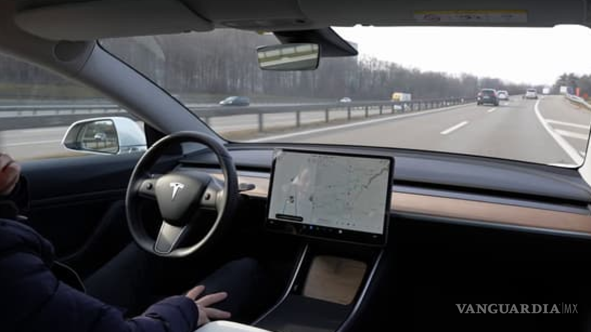 Tesla admite que Autopilot puede ser peligroso, revisará 2 millones de autos