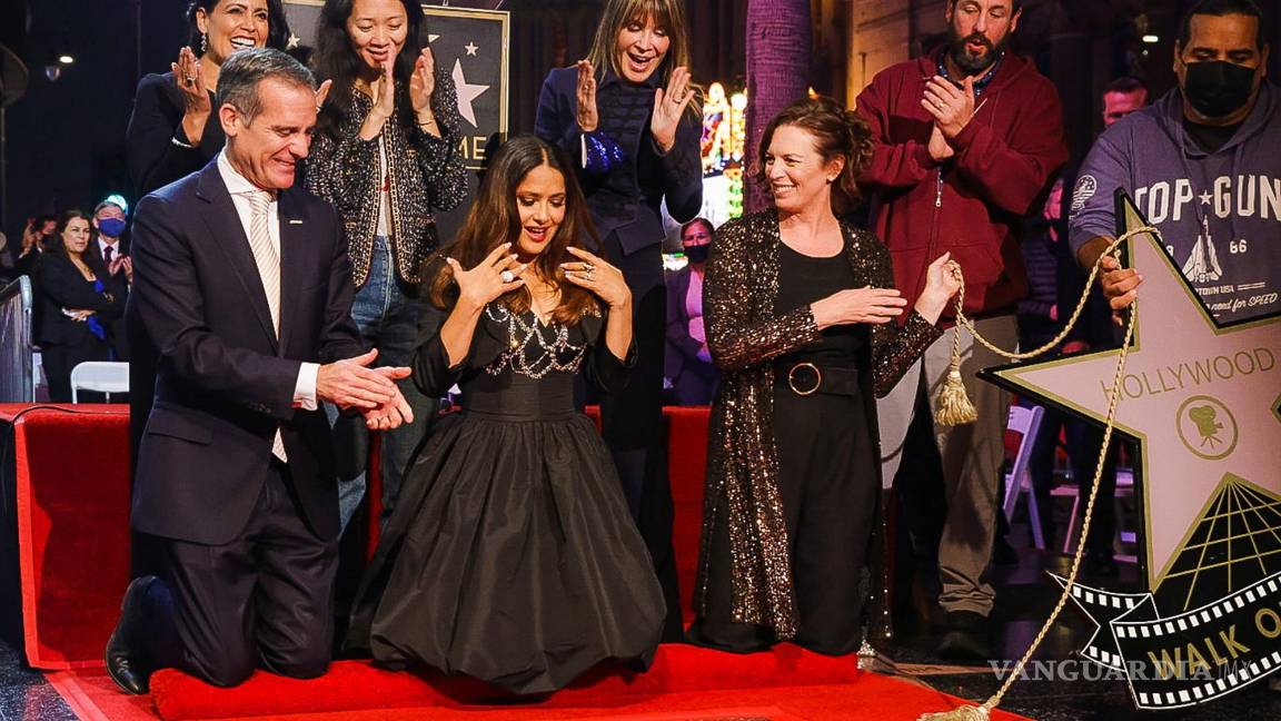 $!Eric Garcetti, Chloe Zhao, Adam Sandler y sus amigos ven cómo la actriz Salma Hayek (c) recibe su estrella en el Paseo de la Fama de Hollywood en Hollywood (EU). EFE/Phillip Kim