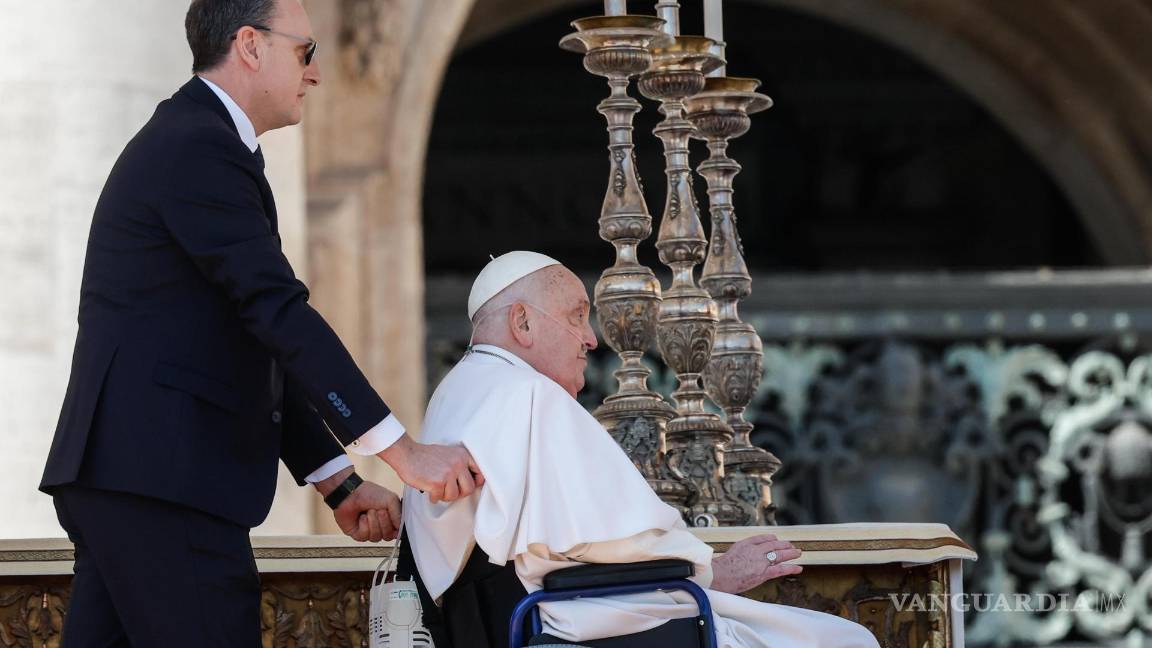$!El papa, en silla de ruedas, entró en la basílica por la Puerta de la Oración, la más cercana a la Casa Santa Marta.