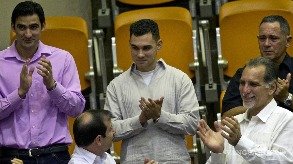 $!Elián González (c) es reconocido con aplausos durante una sesión legislativa en la Asamblea Nacional en La Habana, Cuba, el 20 de diciembre de 2014.