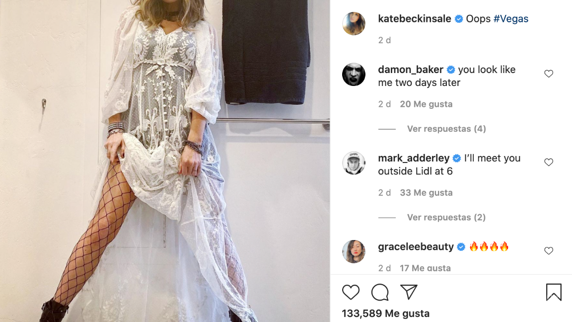 $!Su publicación más reciente en Instagram fue compartida el jueves y muestra a Beckinsale usando un vestido blanco estilo boho y botas negras, la imagen iba acompañada del mensaje: ”Vaya, #Vegas”.