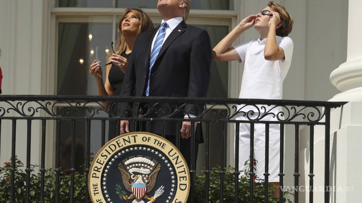 Trump observa el eclipse solar... sin gafas