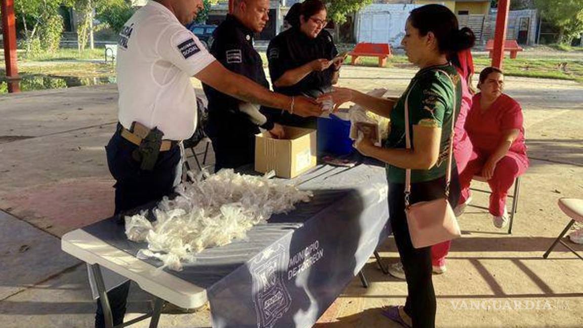 $!En acto de apoyo, oficiales entregaron desde agua y víveres, a insumos para fumigación y limpieza.