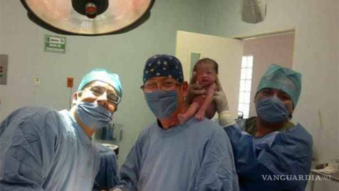 Identifican a médicos que se tomaron foto con recién nacido
