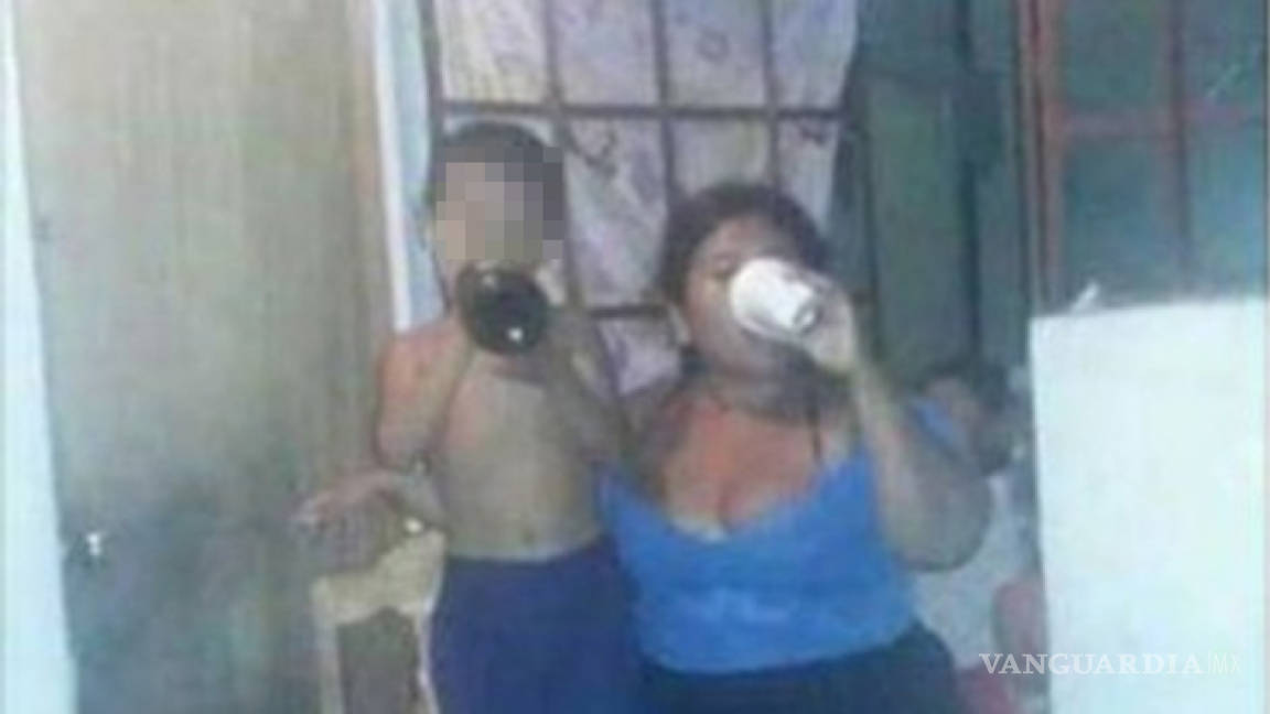 Disparan a mujer que exhibió a su hijo bebiendo y fumando