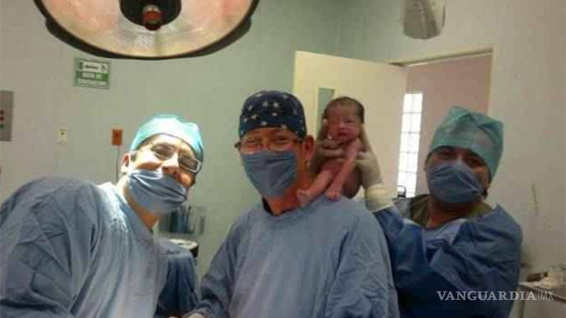 Médicos se toman selfie con recién nacido y lo exhiben como trofeo