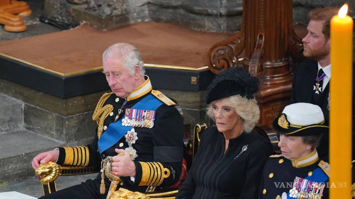 $!El rey Carlos III, Camila la reina consorte y la princesa Ana frente al ataúd de la reina Isabel II en el funeral en la Abadía de Westminster en el centro de Londres.