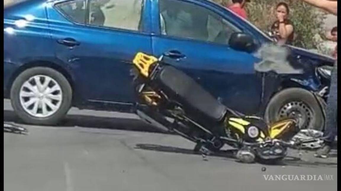 Saltillo: motociclista se estrella contra vehículo y queda grave (video)