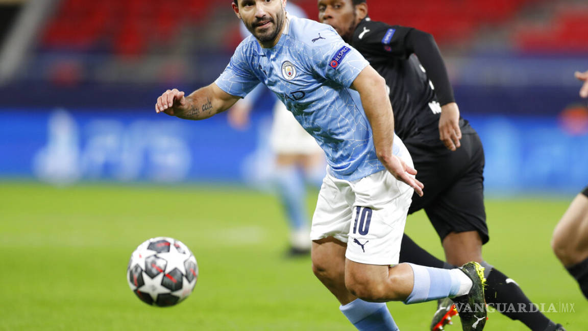 Kun Agüero enojado con sus compañeros porque no le pasan la pelota