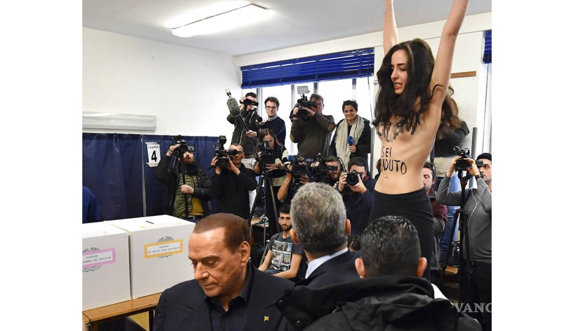 Activista de Femen sin camiseta interrumpe a Berlusconi en su votación