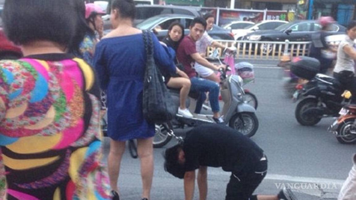 $!Mujer es captada paseando a su novio como perro