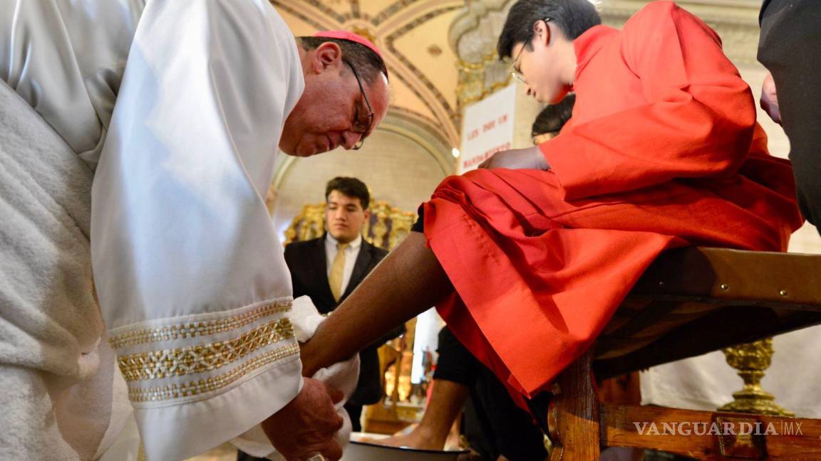 Realiza Obispo de Saltillo lavatorio de pies y llama recordar el significado de esta celebración