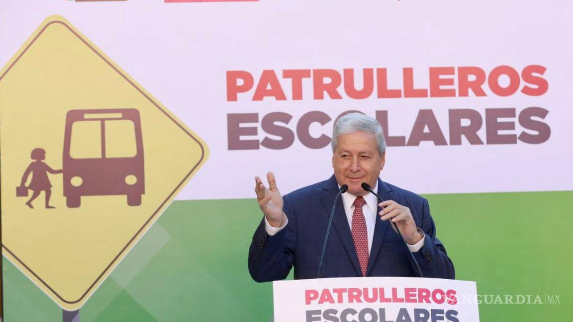 $!El alcalde de Saltillo lanza un programa que invita a los padres de familia a sumarse a labores de vialidad en escuelas; autoridades proveen kits de identificación.