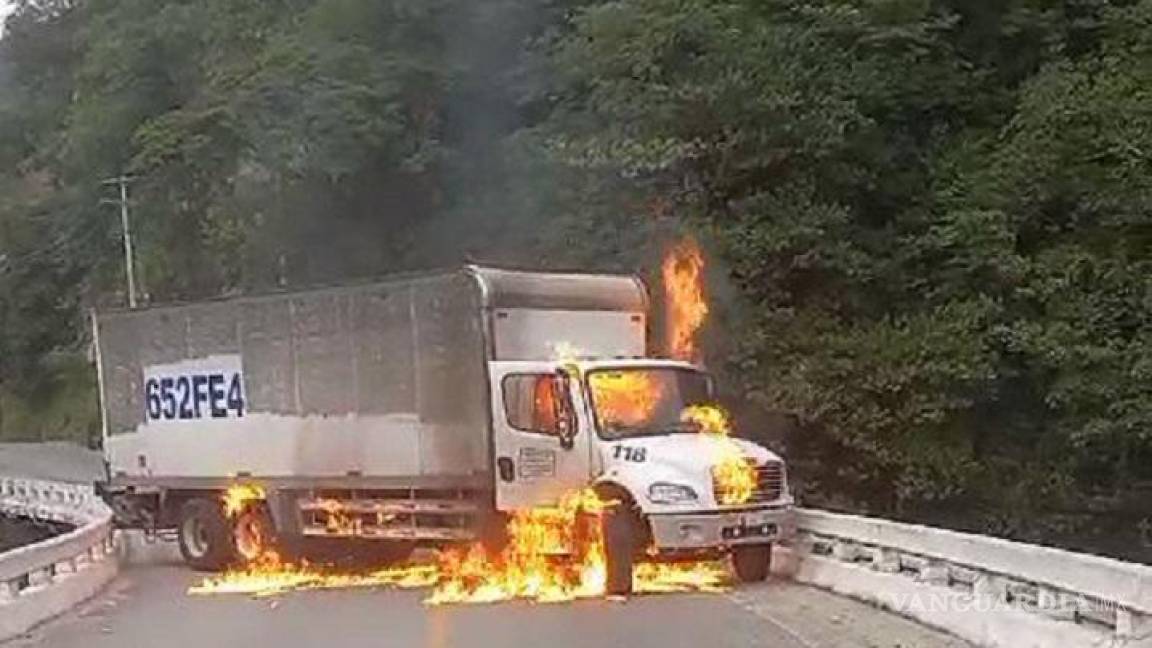 Incendian camión en protesta por el secuestro de una maestra en Chiapas