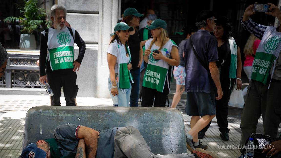 $!Una persona en situación de calle duerme durante una marcha este jueves en Buenos Aires, Argentina.