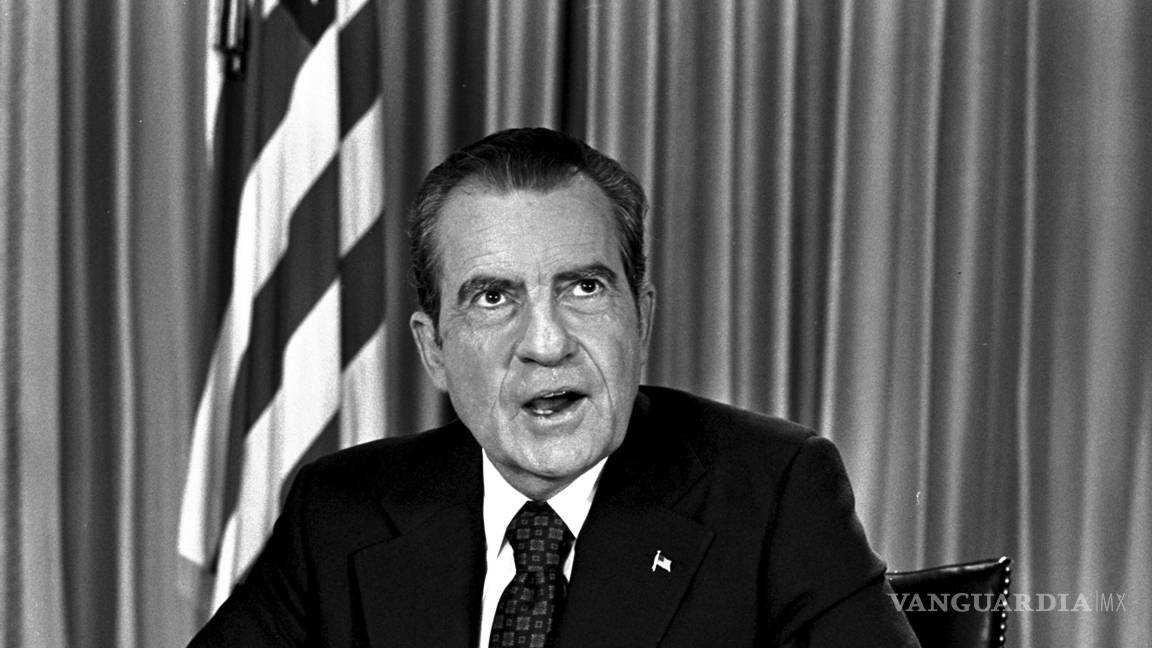 $!El presidente Richard Nixon en su oficina de la Casa Blanca el 16 de agosto de 1973, tras pronunciar un mensaje televisivo a nivel nacional sobre el caso Watergate.