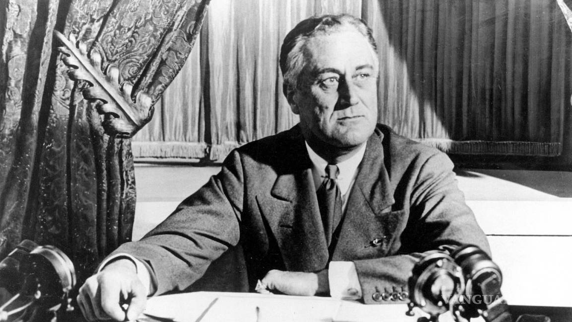 $!El presidente Franklin D. Roosevelt pronuncia su primera Charla junto a la chimenea por la radio, el 12 de marzo de 1933, en Washington.