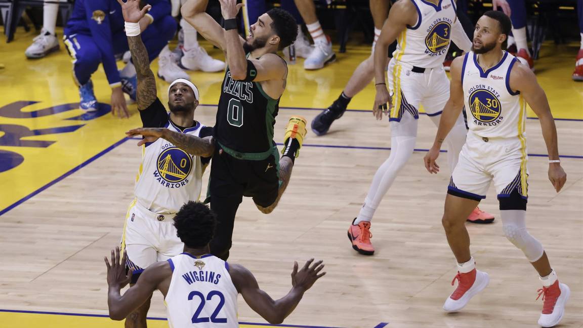 $!El alero de los Boston Celtics, Jayson Tatum (c), busca lanzar un tiro más allá del alero defensor de los Golden State Warriors, Juan Toscano-Anderson (c-l).