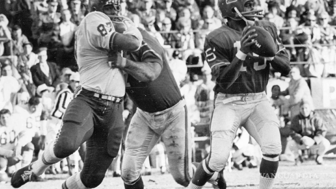 $!El mariscal de campo de Denver, Marlin Briscoe, en un partido de fútbol americano de la NFL contra los Kansas City Chiefs en Denver, el 14 de diciembre de 1968.
