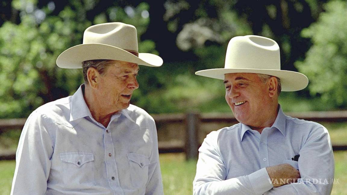 $!El expresidente Ronald Reagan y el expresidente soviético Mikhail Gorbachev en el Rancho del Cielo de Reagan, Santa Bárbara, California, el 2 de mayo de 1992.