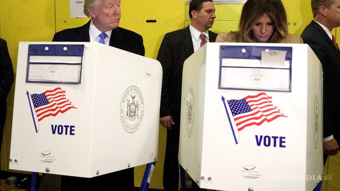 $!¡De tal palo tal astilla! Donald y Eric Trump revisan el voto de sus esposas