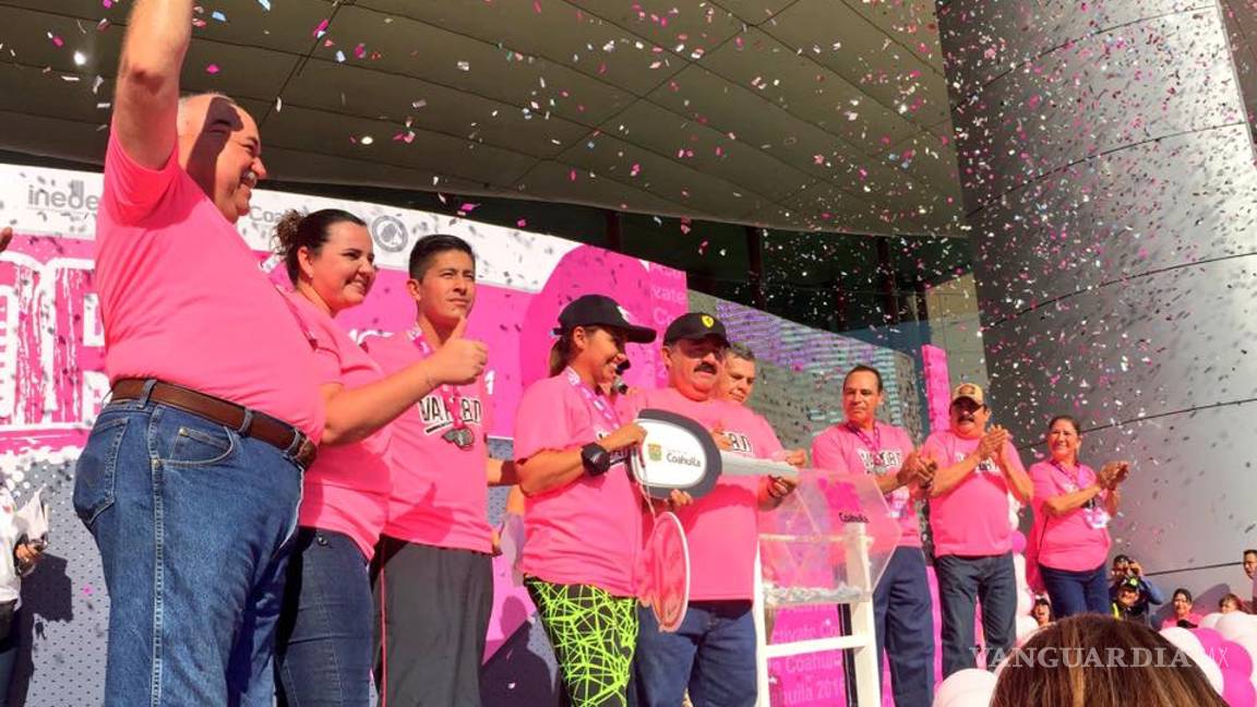 $!"Amigas" pelean por auto que se rifó en la carrera Actívate Monclova