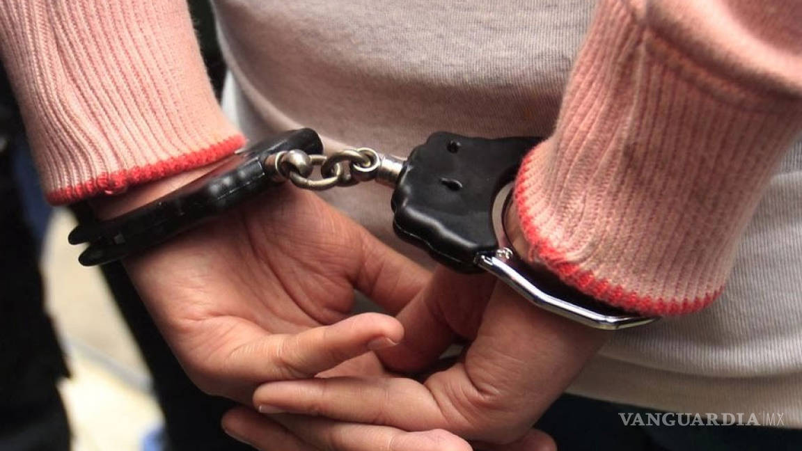 Roban bolso a mujer en Saltillo; oficiales las detienen