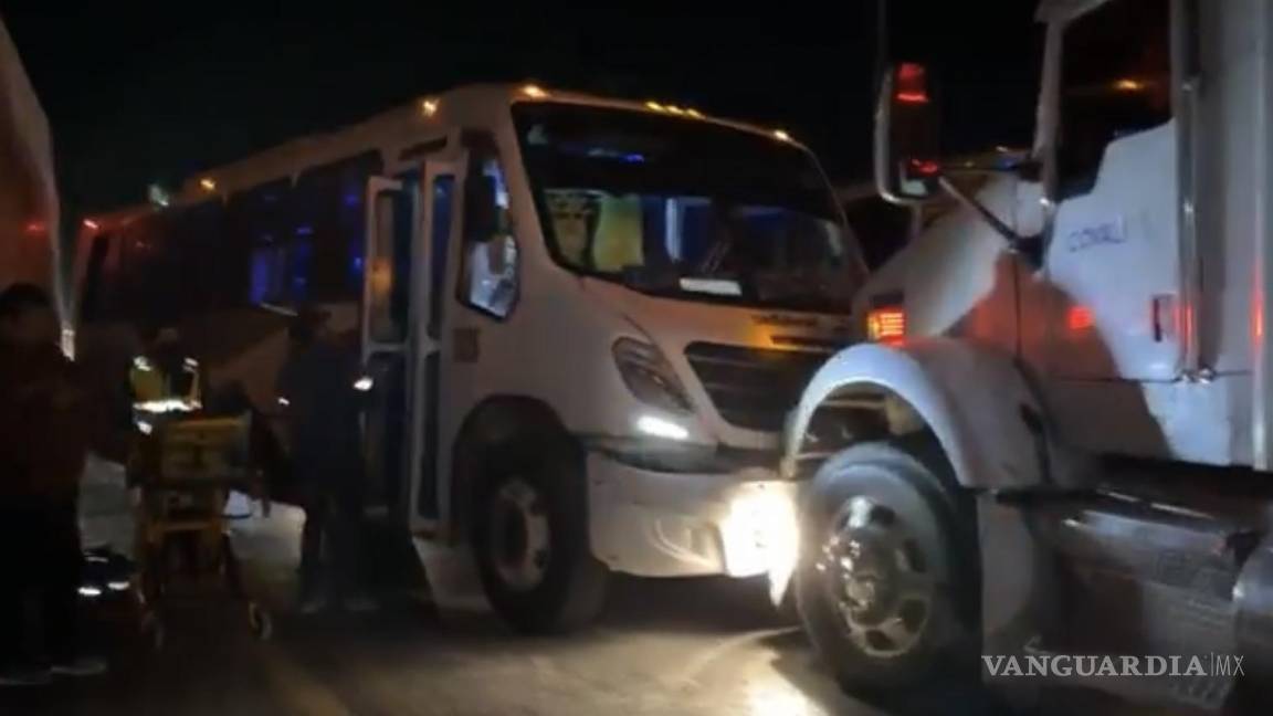 Choque entre tráiler y camión de personal deja tres heridos en carretera a Zacatecas