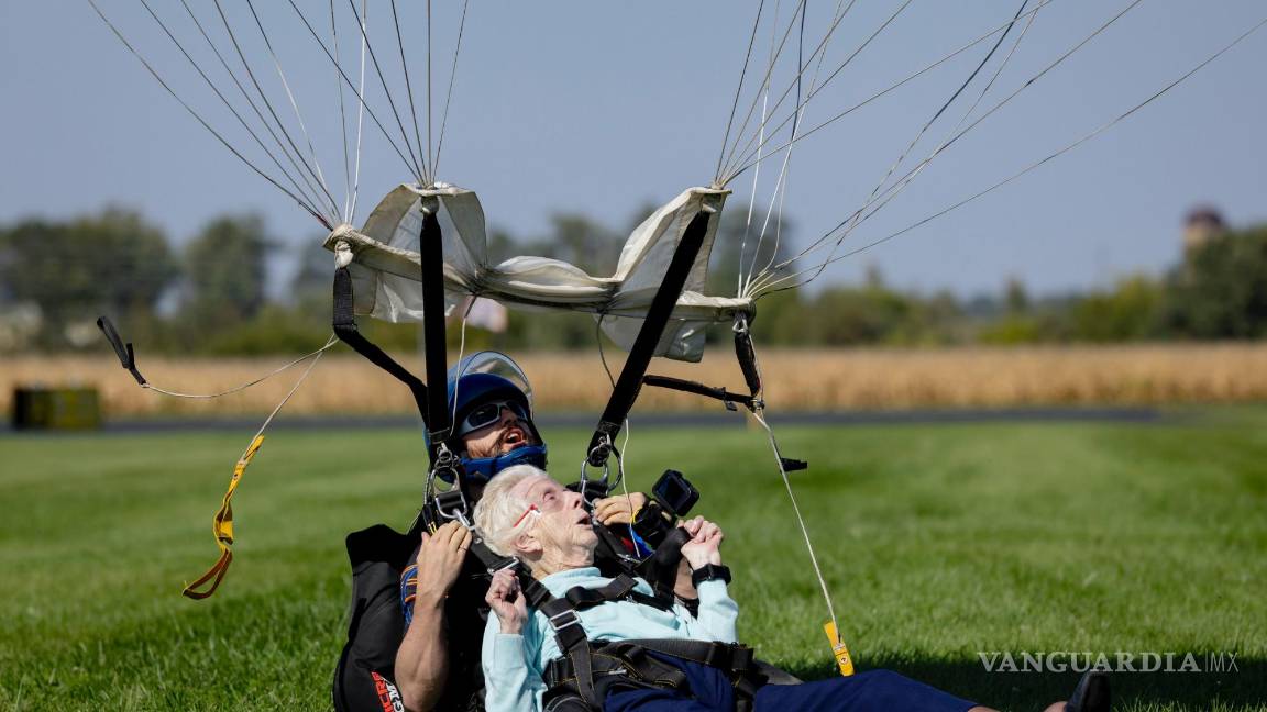 $!Dorothy Hoffner, de 104 años, llega para aterrizar y se convierte en la persona de mayor edad del mundo en saltar en paracaídas.