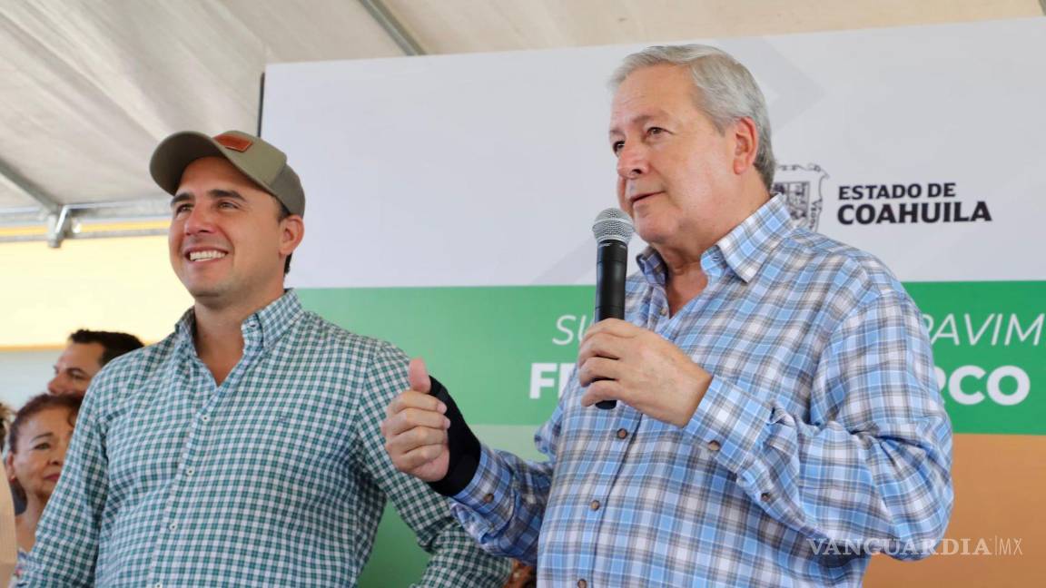 $!El gobernador Manolo Jiménez (izq) y el alcalde Chema Fraustro (der) supervisan trabajos en equipo para las rehabilitaciones, fortaleciendo la cooperación entre autoridades locales y estatales.