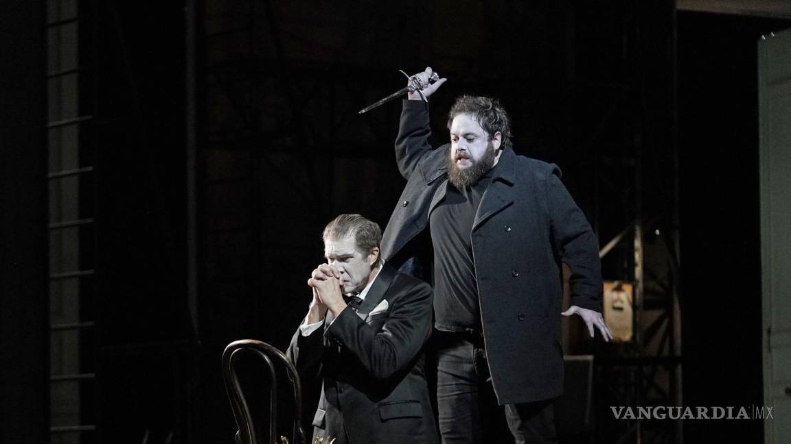 $!En esta imagen difundida por la Ópera Metropolitana, Rodney Gilfry como Claudio, de rodillas, y Allan Clayton como Hamlet.