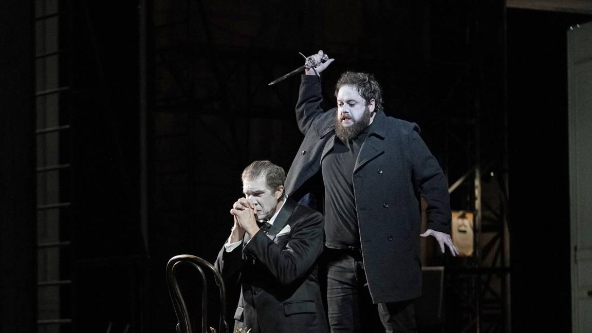 $!En esta imagen difundida por la Ópera Metropolitana, Rodney Gilfry como Claudio, de rodillas, y Allan Clayton como Hamlet.