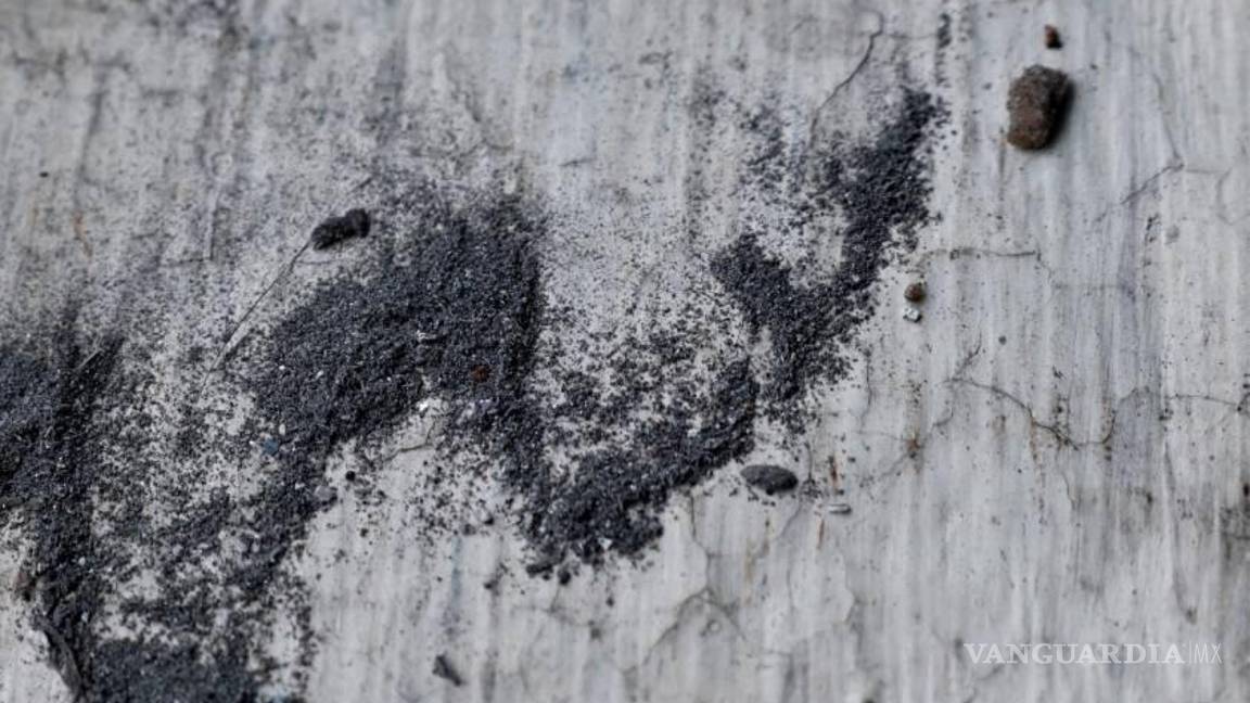 $!En varias ocasiones, los vecinos de la zona industrial han exhibido un polvo oscuro que amanece en sus casas.