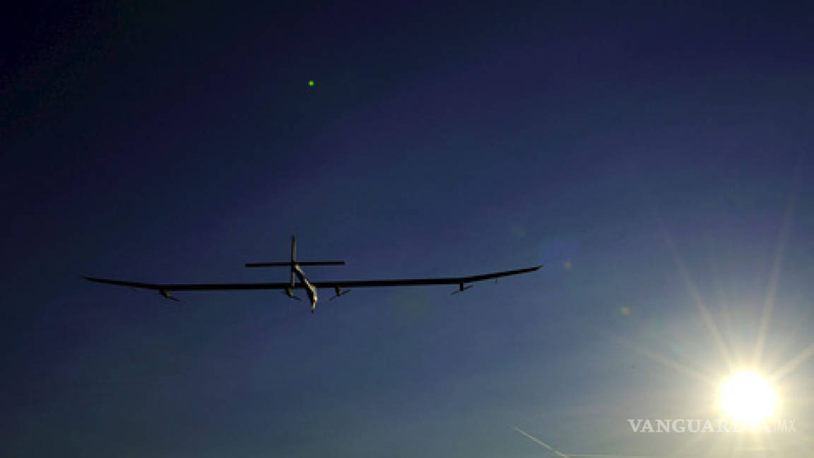 Intenta avión propulsado por energía solar su primer vuelo