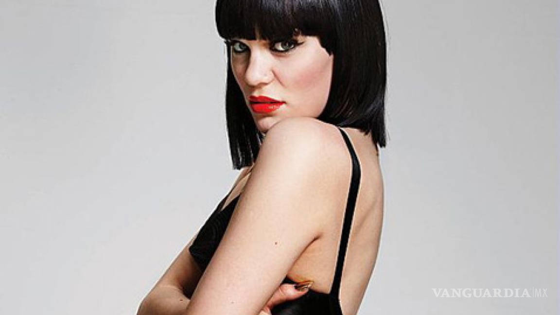 Jessie J sufre accidente en el escenario