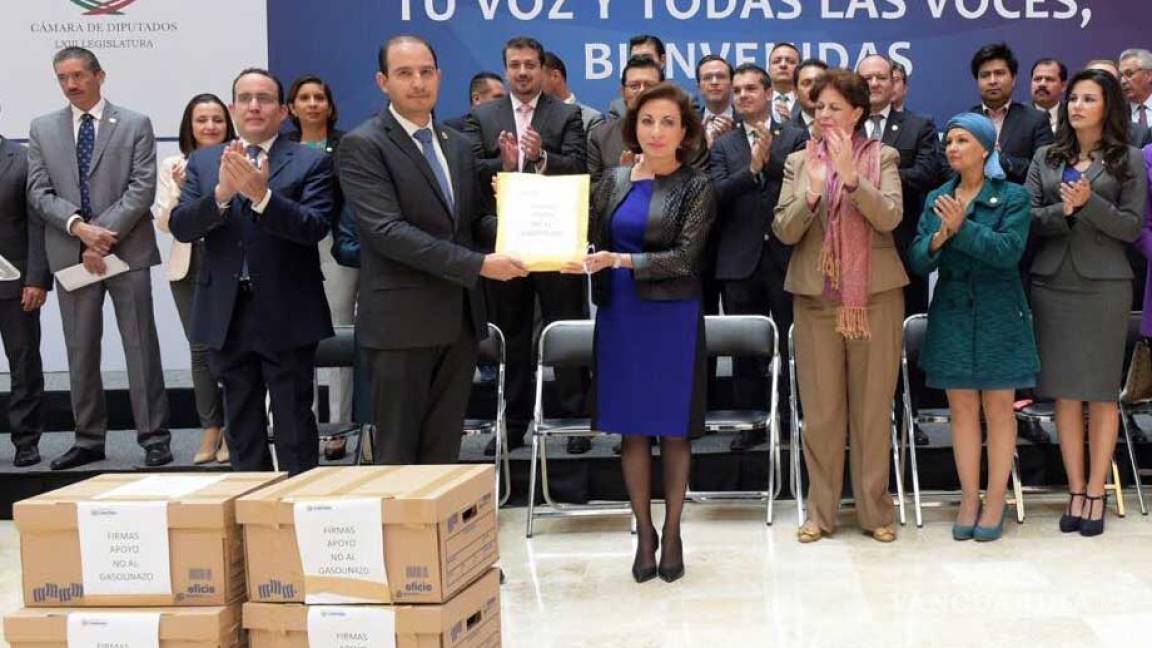 PAN entrega 120 mil firmas en San Lázaro contra ‘gasolinazo’