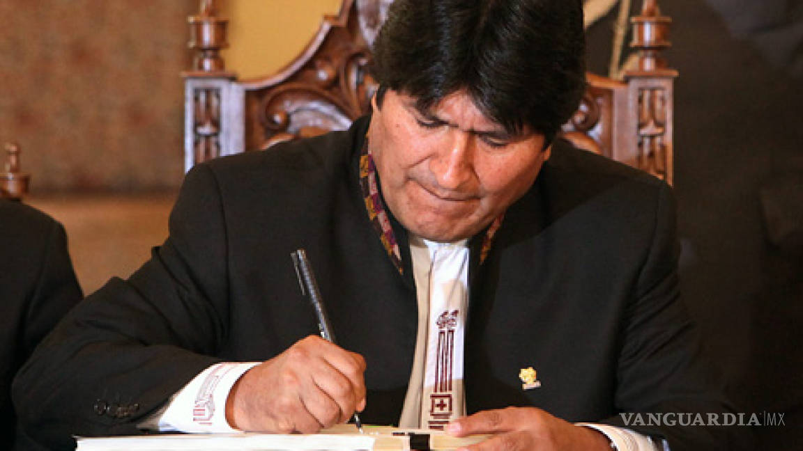 Morales promulga la Ley del Tribunal Constitucional