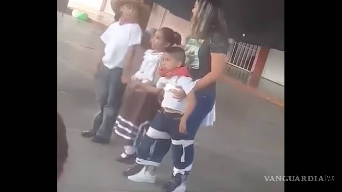 Maestra ayuda a su pequeño alumno con discapacidad a bailar y se vuelve viral