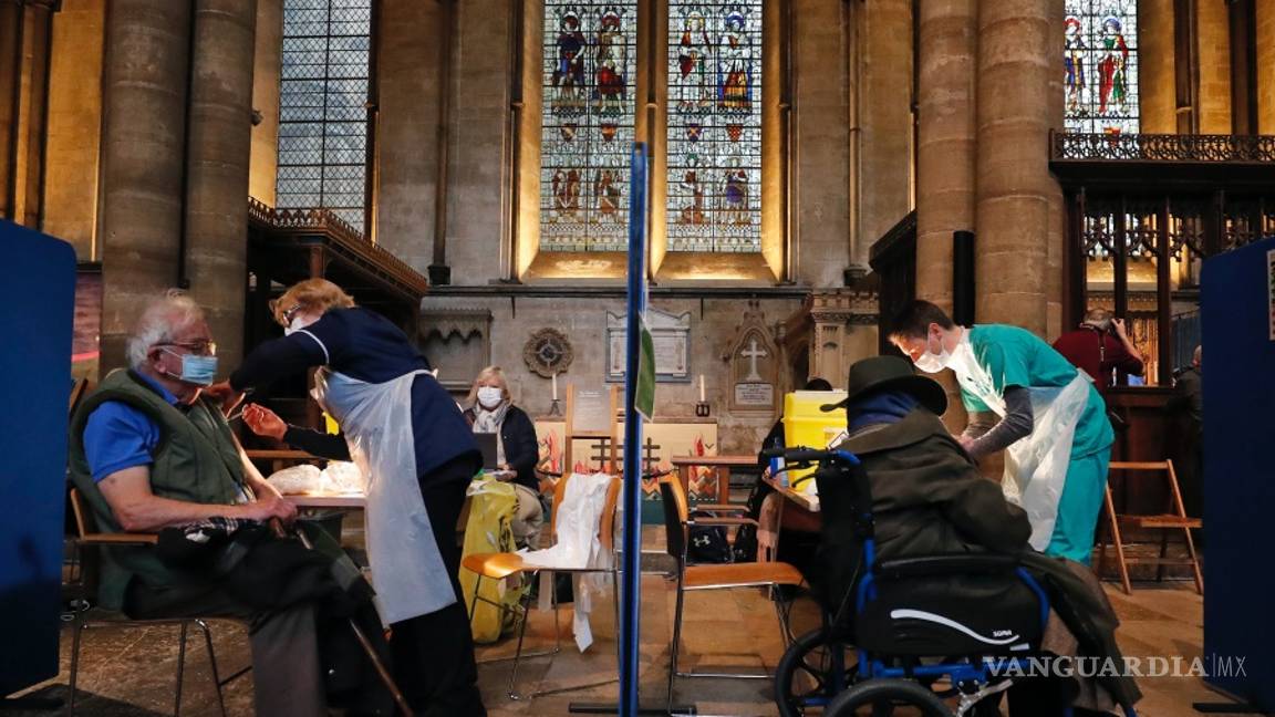 $!Músico de la Catedral de Salisbury toca música mientras reciben la vacuna contra la COVID-19