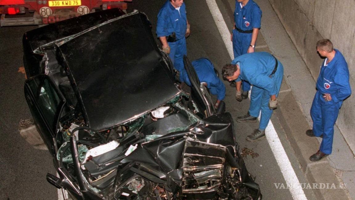 $!La policía se prepara para retirar el auto en el que Diana, la princesa de Gales, sufrió un accidente en París por el que también falleció su pareja sentimental Dodi Fayed.