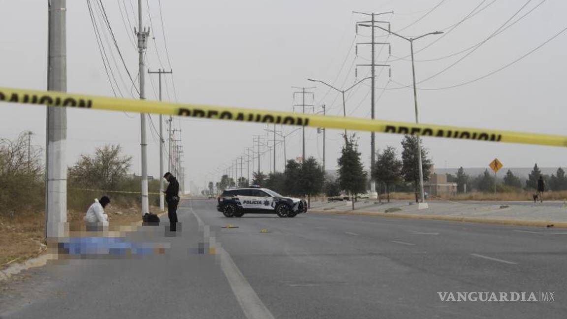 $!Personal municipal revisa cámaras urbanas para intentar identificar el vehículo responsable.