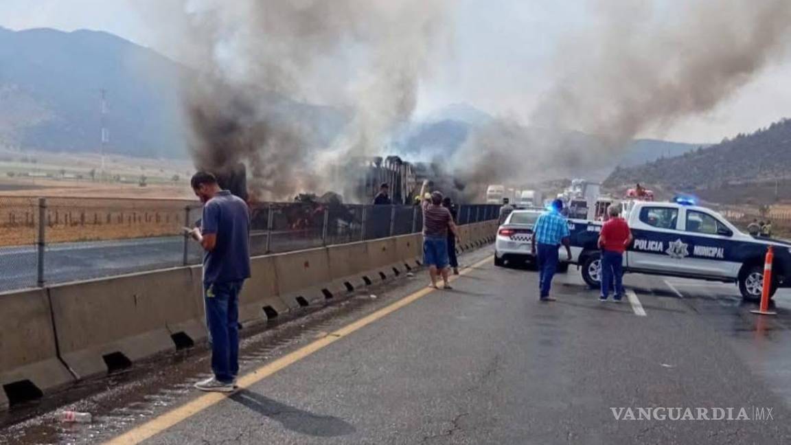 Choque e incendio entre dos tráileres paraliza carretera 57 en Arteaga
