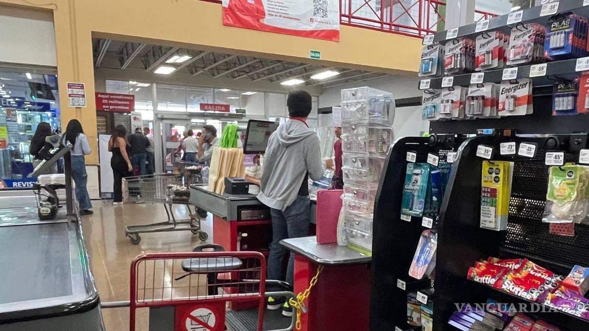 $!Banquitos pequeños y sin respaldo siguen siendo el único mobiliario disponible para trabajadores, pese a lo estipulado por la nueva ley.