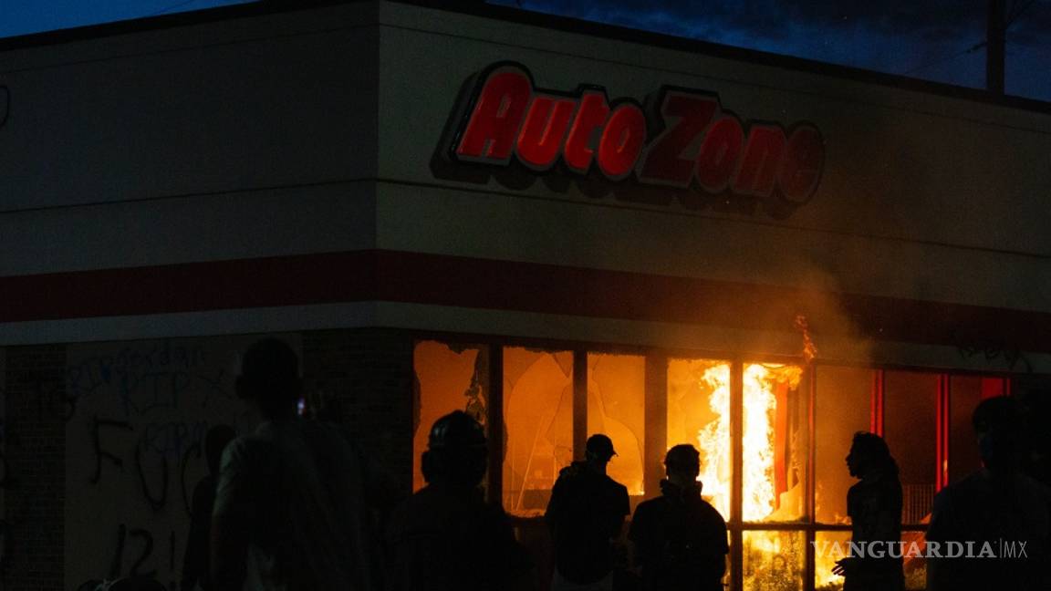 $!Violentas protestas y saqueos en Minneapolis por la muerte de George Floyd por abuso policial (fotos)