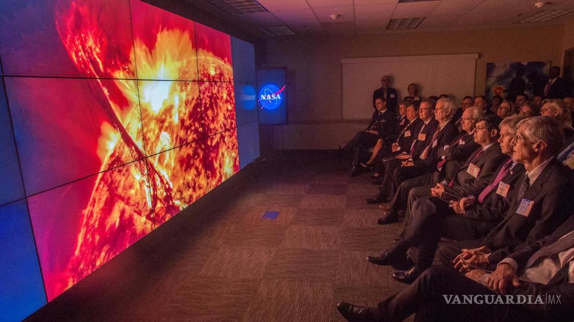 $!Una delegación suiza visita el Hyperwall de Goddard, en 2017.