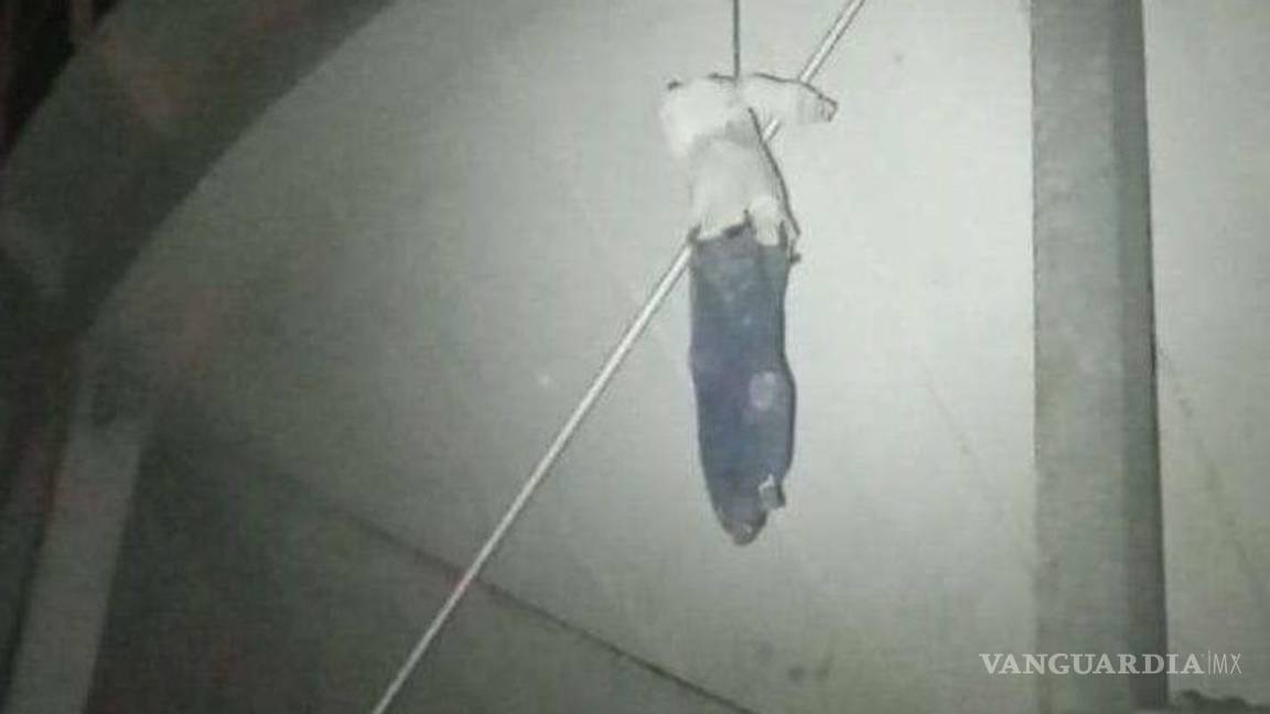 $!El maniquí colgado del tanque de agua causó pánico en la colonia Hidalgo de Nueva Rosita.
