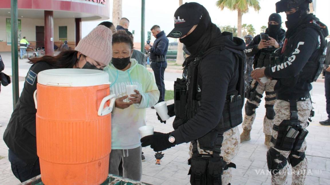 $!Una bebida caliente es de gran alivio para quienes pasan horas en la calle.